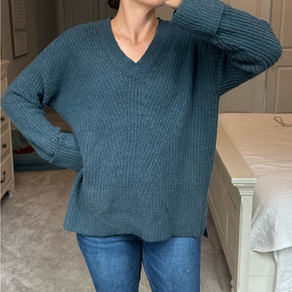 Women’s Nine West Oversized Plush Sweater - Picture 2 of 7